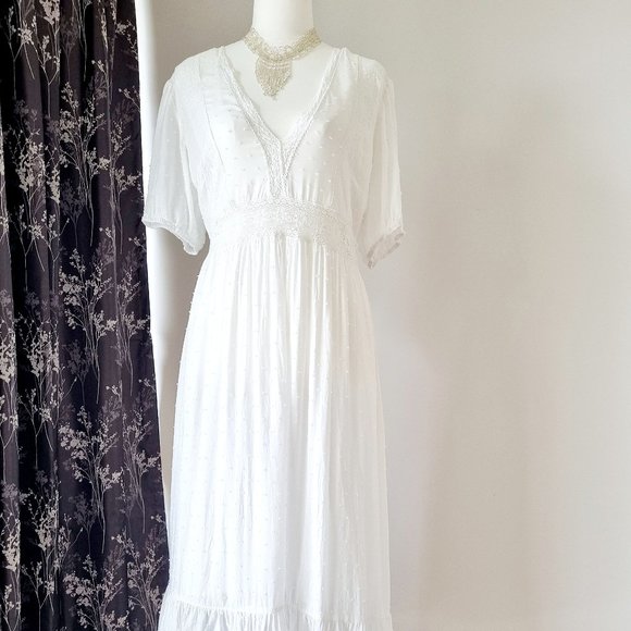 Sportsgirl Dresses & Skirts - Pretty white dress with lace detail